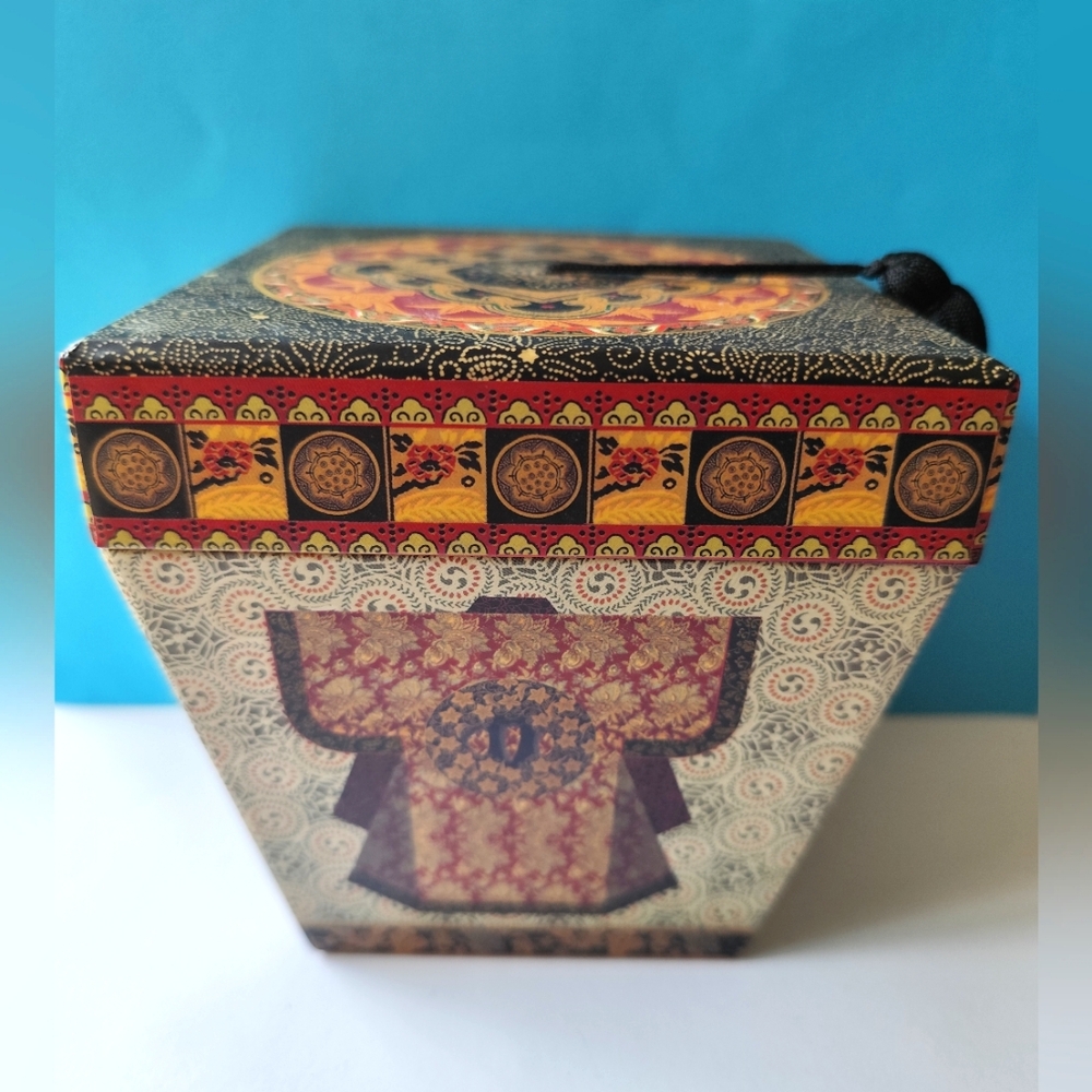4/$50⭐️Punch Studio Tapered Gift Box w/Black Tassel No. 86413